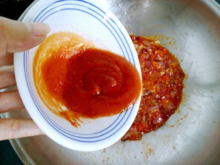 百搭西红柿+家庭简易版披萨酱,倒入调理好的番茄酱汁，翻炒均匀。