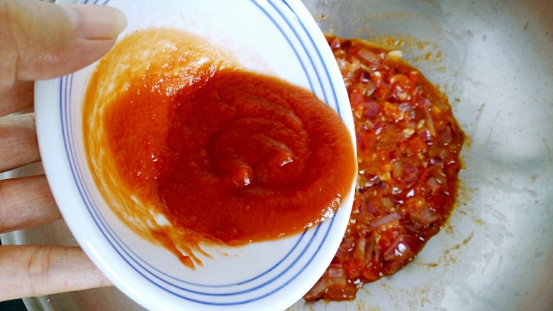 百搭西红柿+家庭简易版披萨酱,倒入调理好的番茄酱汁，翻炒均匀。