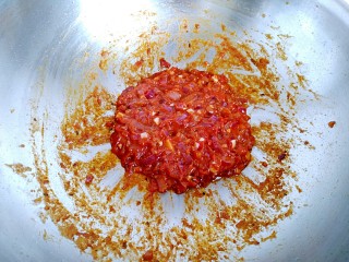 百搭西红柿+家庭简易版披萨酱,小火继续翻炒，大概十分钟，披萨酱比较粘稠，就可以出锅了。