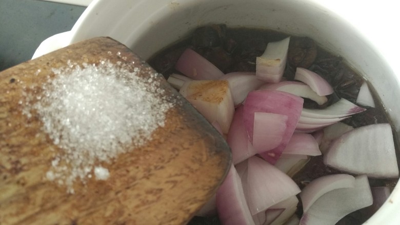 土豆炖牛肉,炒好之后转入炖锅(炖锅会香些)，放糖，放入洋葱，然后加热水淹没