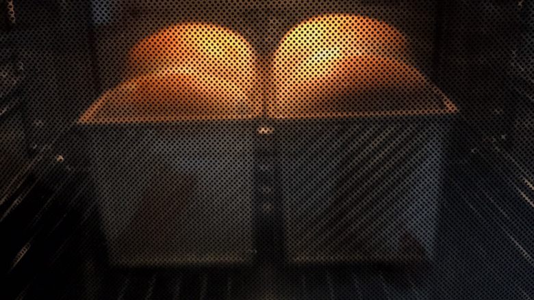 一次性发酵葡萄干椰子油白吐司,提前预热烤箱200度，送进吐司后，降温至190度，烘烤40分钟，10分钟时，上色均匀后，记得加盖锡纸