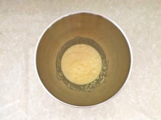 一次性发酵葡萄干椰子油白吐司,用筷子搅拌均匀后，再加入高筋面粉