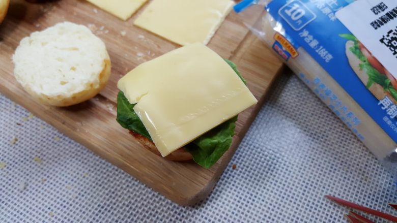 迷你汉堡,加一片切好的百吉福奶酪片。