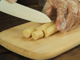创意十足的蔬菜茄汁香肠意面,将火腿肠切成2厘米左右的小段