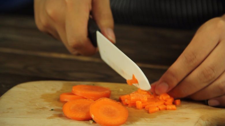 创意十足的蔬菜茄汁香肠意面,胡萝卜切成粒