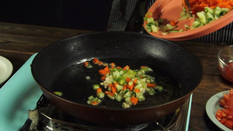 创意十足的蔬菜茄汁香肠意面,热锅后放至葱姜蒜、鸡胸肉小炒，放入少许的料酒，再放入蔬菜粒