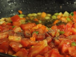 创意十足的蔬菜茄汁香肠意面,翻炒1分钟后加入番茄碎与五香粉
