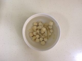 银耳莲子百合汤,莲子和百合提前两个小时用水浸泡。