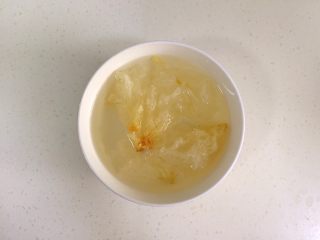 银耳莲子百合汤,银耳提前半小时泡发即可。