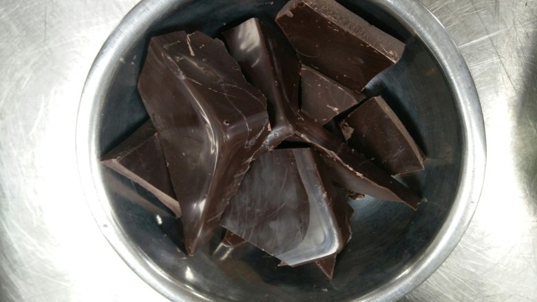 黑巧克力淋面,把巧克力称备用       块状就可以