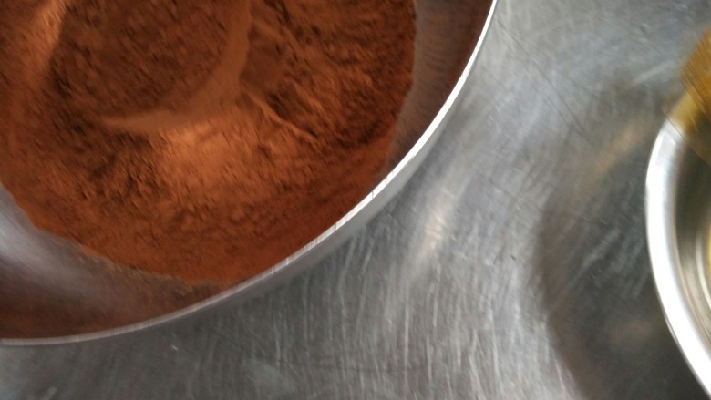 黑巧克力淋面,可可粉称在一个大一点的钢盆里   备用   