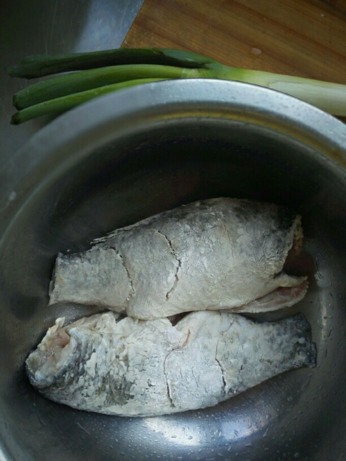 鲫鱼汤,将鱼身水擦净，两面拍上淀粉