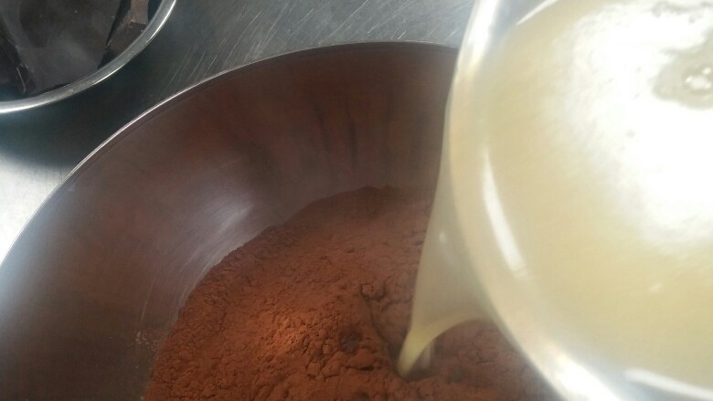 黑巧克力淋面,把煮好的料    分次少量   加入可可粉里    