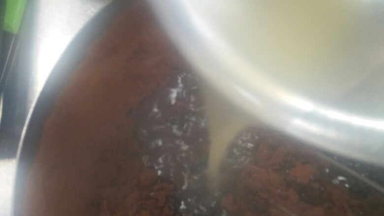 黑巧克力淋面,注意   小心烫     这时候边加边用手抽子搅拌    。这可是力气活哟    