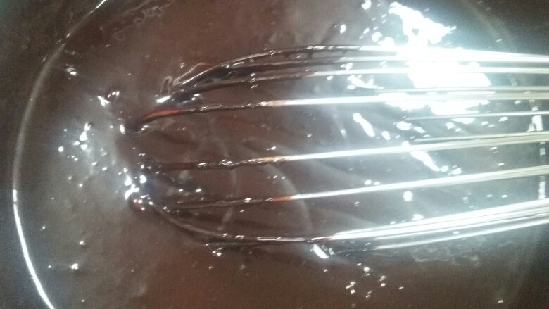 黑巧克力淋面,全部都加完   颗粒没有了 是图中的状态