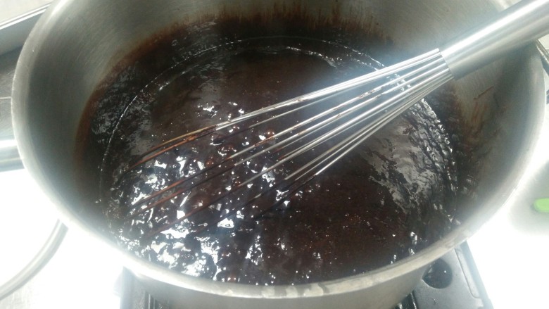 黑巧克力淋面,然后倒在锅里   边煮边搅动    重新煮到121度