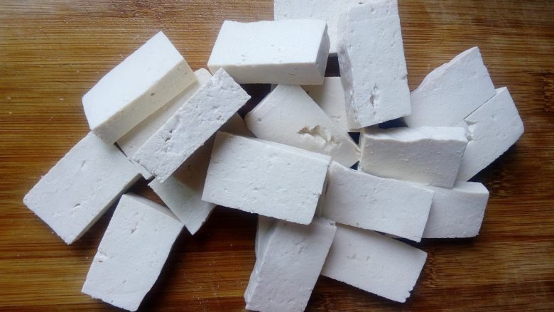 菌茹烩豆腐,豆腐洗净切成大小合适的块。