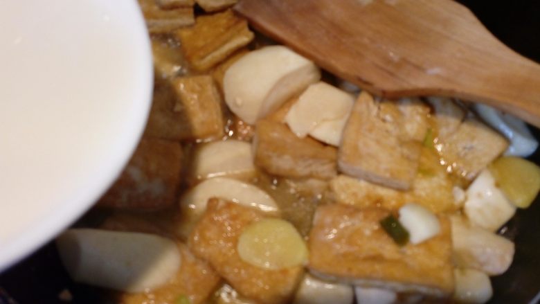 菌茹烩豆腐,取5克生粉加水搅匀，倒入锅中，勾一层薄芡，收一收汤汁。