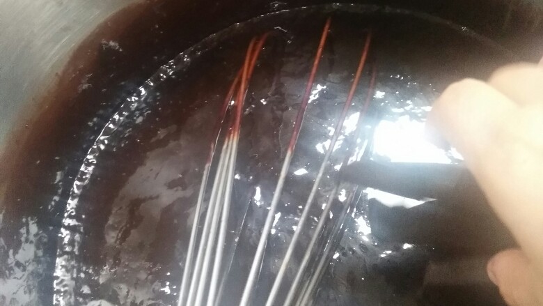 黑巧克力淋面,关火    加入图4巧克力块搅拌化开均匀  