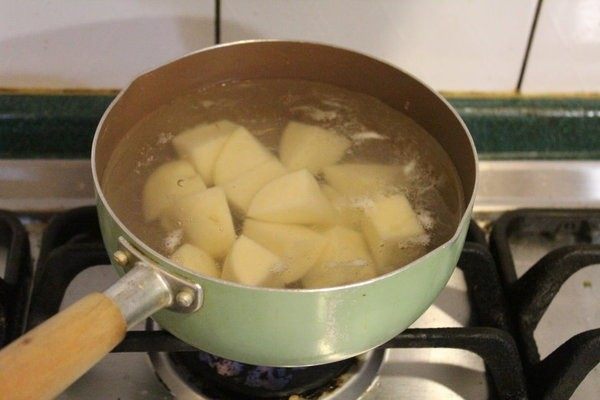 土豆培根芦笋温色拉,土豆去皮，切大块。以盐水煮至熟透，竹签可以顺利插入的程度，滤干备用。