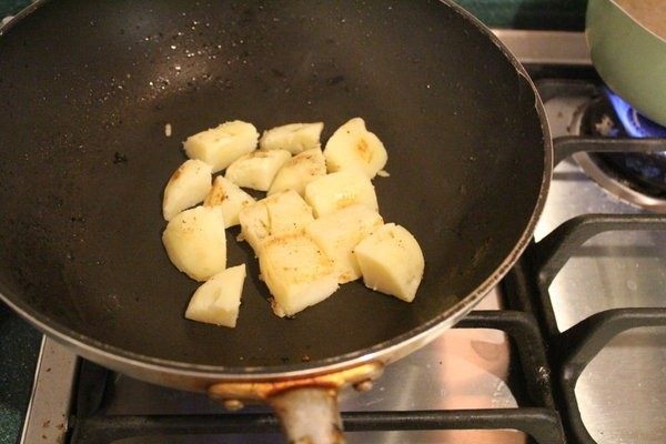 土豆培根芦笋温色拉,将煮好的土豆块也放入同一平底锅，煎至表面微焦。