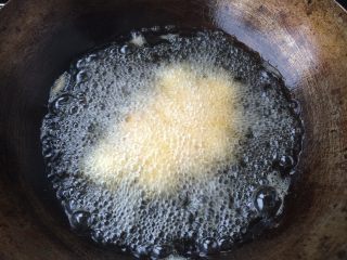 糖醋虎皮鹌鹑蛋,油锅烧热至7成热时，放入鹌鹑蛋