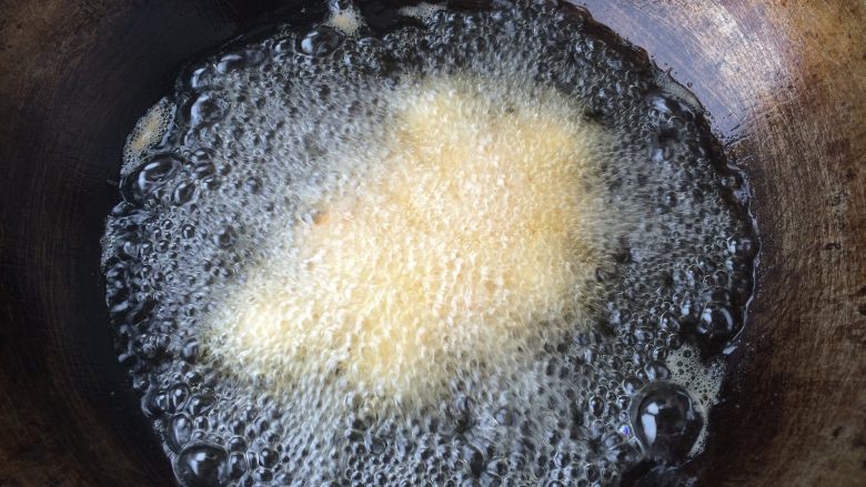 糖醋虎皮鹌鹑蛋,油锅烧热至7成热时，放入鹌鹑蛋