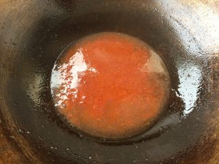 糖醋虎皮鹌鹑蛋,另起锅，放少许的油，把拌好的番茄酱汁炒出糖色
