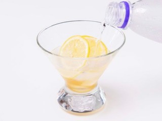蜂蜜柠檬特饮,倒入罐中的柠檬10g左右，再倒入40g苏打水（经过亲测，柠檬和苏打水的比例为1:4，这样做出来的味道最佳！）