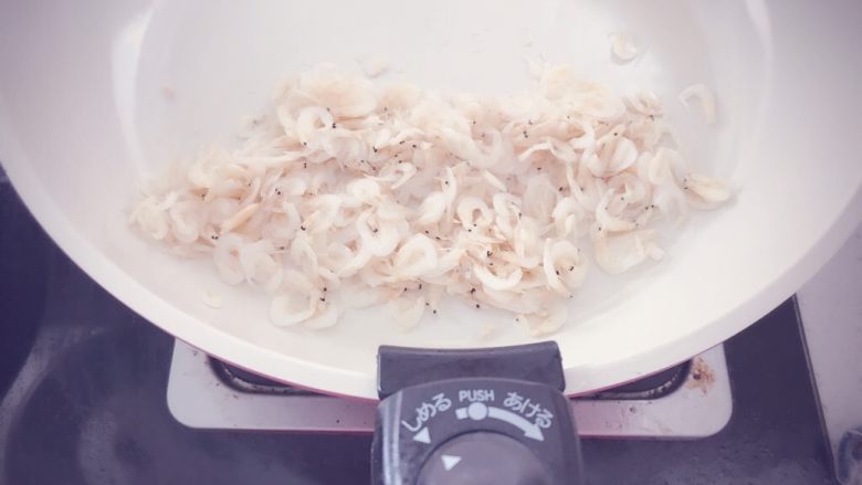 虾皮粉 宝宝辅食,先中火烘干大部分的水分，然后转小火，烘制水汽明显减少，