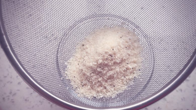 虾皮粉 宝宝辅食,冷却过后的虾皮粉用网筛过筛，筛出细腻的粉末