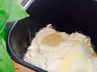 轻松熊餐包,将清水、蛋液、高筋粉&低筋粉、奶粉、细砂糖、盐、酵母放入面包机中，开启和面模式