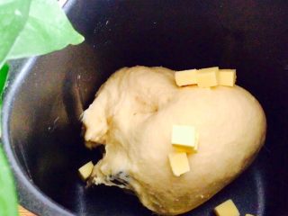轻松熊餐包,待成团后，加入软化的黄油
继续和面模式