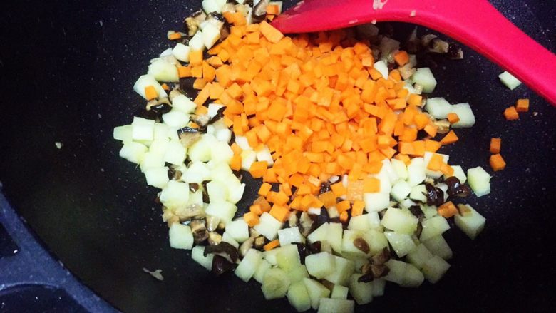 土豆藜麦炒五色丁,放入土豆和红萝卜粒翻炒
