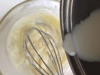 抹茶芝士慕斯蛋糕,热牛奶分次加入到奶油奶酪中，每次搅拌均匀后再加入下一次