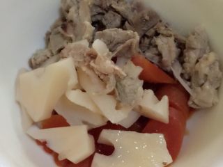 胡萝卜莲藕排骨疙瘩面  宝宝辅食10M+,先把汤里的莲藕，胡萝卜挑几个出来，排骨剔点肉下来（提前就炖好的汤）