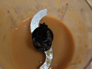 胡萝卜莲藕排骨疙瘩面  宝宝辅食10M+,倒入辅食机中打成细腻的泥状