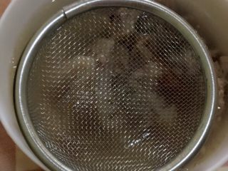 胡萝卜莲藕排骨疙瘩面  宝宝辅食10M+,剩了的汤过滤一下，防止有细小的碎骨头