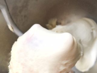 一次性发酵葡萄干椰子油白吐司,利用厨师机，搅拌至扩展阶段，先加油，再加盐，揉至完全阶段，图中这个状态就可以加葡萄干了