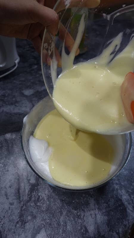 奶牛蛋糕卷（后蛋法）,再将拌好的面糊倒入剩下的蛋白盆里，翻拌均匀。翻拌的时候左手可以转动打蛋盆。