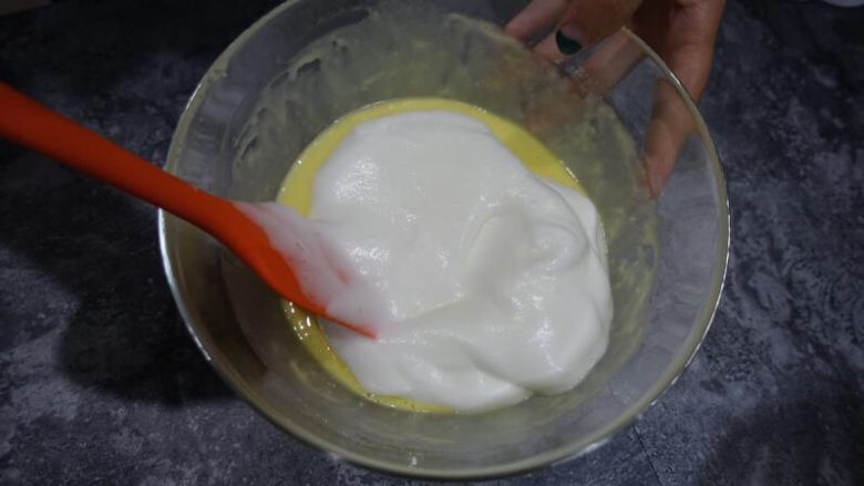 奶牛蛋糕卷（后蛋法）,将三分之一的蛋白加入蛋黄糊中翻拌均匀