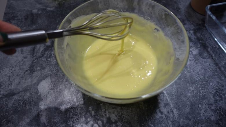 奶牛蛋糕卷（后蛋法）,用Z字形拌匀，面糊会变得很细腻（追求更加细腻口感的可以过筛蛋黄糊）