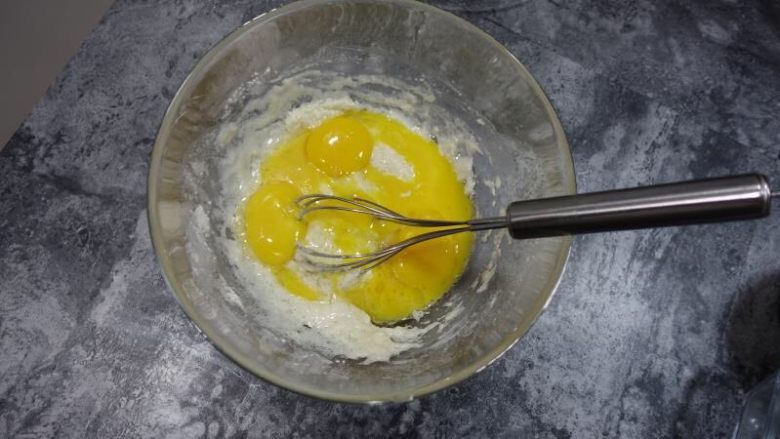奶牛蛋糕卷（后蛋法）,加入蛋黄，用Z字形拌匀
