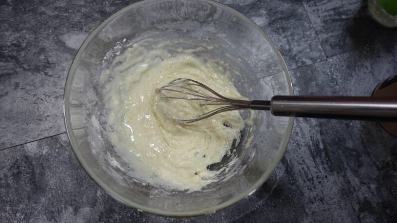 奶牛蛋糕卷（后蛋法）,用手动打蛋器Z字形粗略拌匀；（不要过度搅拌，会起筋，有韧性，弹力不好）