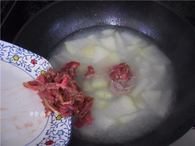 牛肉鸡蛋冬瓜汤,倒入腌制过的牛肉，保持大火煮2分钟