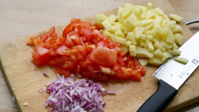 西红柿土豆浓汤,2.土豆削皮切小方块、西红柿和洋葱也切方块，不要求太整齐，待会统统要打成泥。