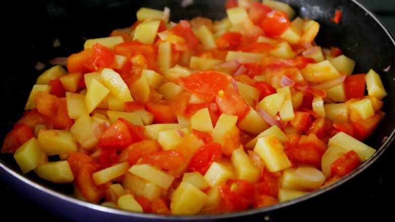 西红柿土豆浓汤,7.西红柿、土豆和洋葱下锅，炒到洋葱出香味，西红柿出红汁，土豆变软。