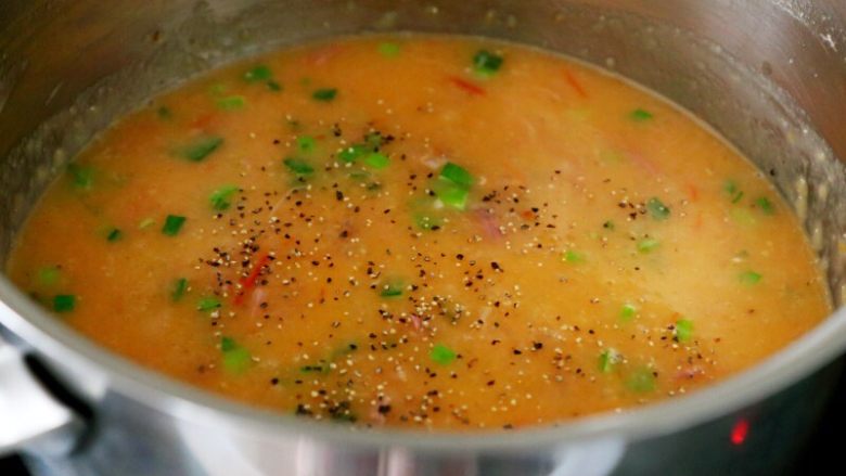 西红柿土豆浓汤,12.最后撒些蒜苗，或者香菜、小香葱、欧芹，还有黑胡椒粉就可出锅了。
