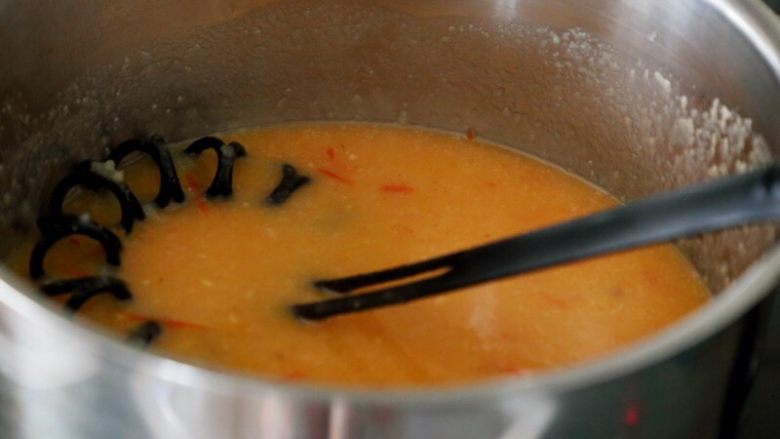 西红柿土豆浓汤,9.将西红柿土豆糊倒到煮锅里，用中火煮，煮的时候要不停的搅拌，非常易结底。
