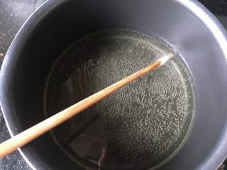 红薯芝麻球,锅里热油，筷子下去冒小泡说明火可以了，改中小火，要不容易焦